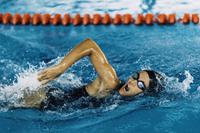 Femme pratiquant la natation en compétition - Crédits : Istock/microgen