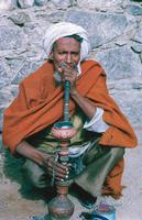 Fumeur de narguilé en Inde - Crédits : BIS/Ph. Sonneville Archives Nathan